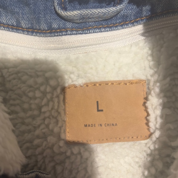 Taylor Swift 1989 Denim Jacket NEW !
NWOT
Never worn !
Fast shipping ;) - Picture 5 of 5